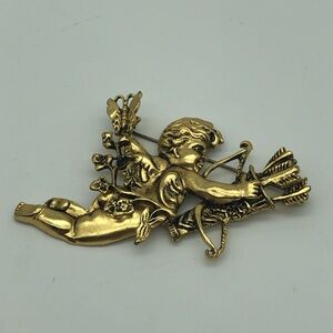 Kirks Folly in an Antique Gold Tone with C-Clasp.